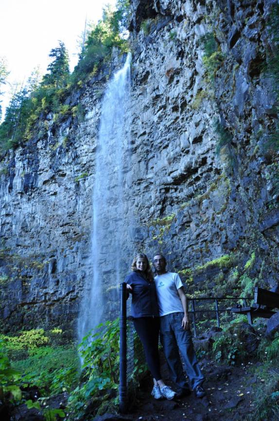 Chegando à majestosa Watson Falls, na Umpqua National Forest, no sul do Oregon, estado da costa oeste dos Estados Unidos